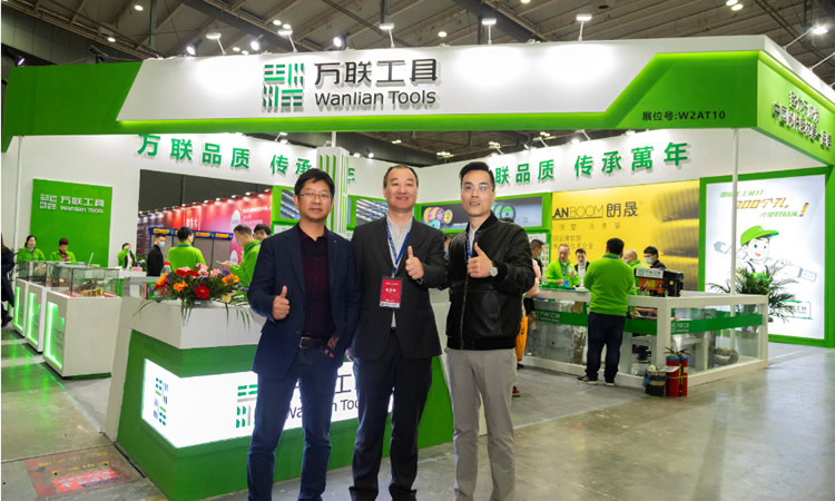 长沙国际五金展-董事长、营销总监与展会领导合影